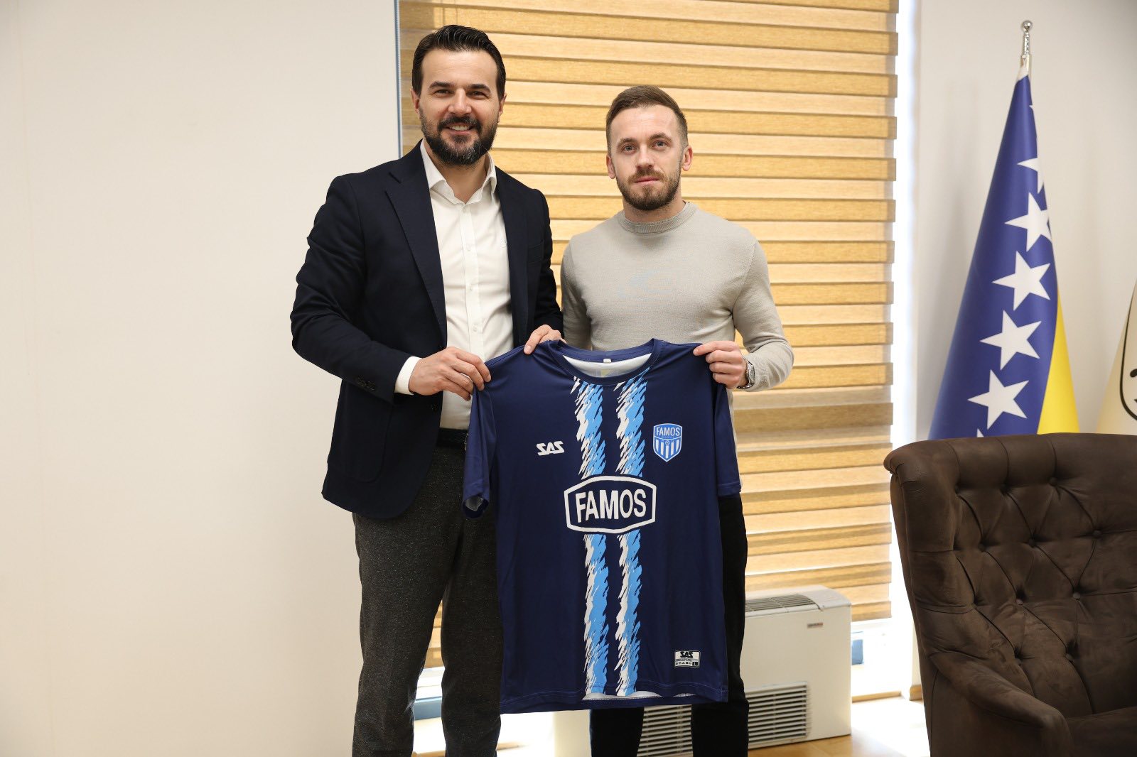 Edin Višća posjetio Ilidžu: Načelnik Muzur mu poklonio dres Famosa!